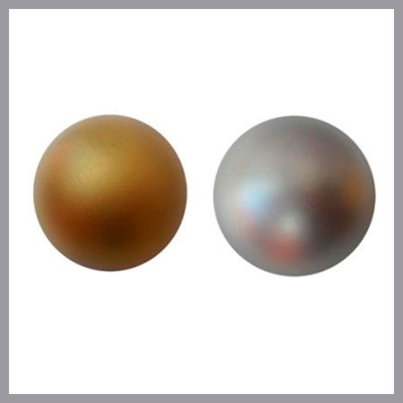 Pelota plateada y dorada