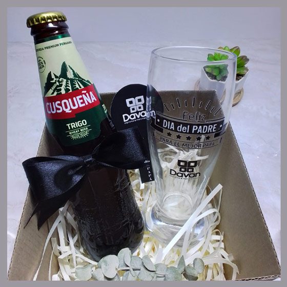 "Regalo corporativo para papá con una cerveza artesanal, tarjeta personalizada y copa grabada"