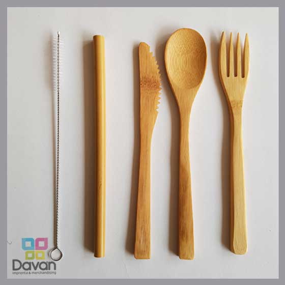 SET DE CUBIERTO DE BAMBU.