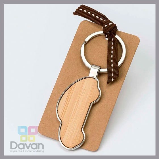 Llaveros de bambú con diseño de auto, ideales para regalos corporativos y promociones B2B